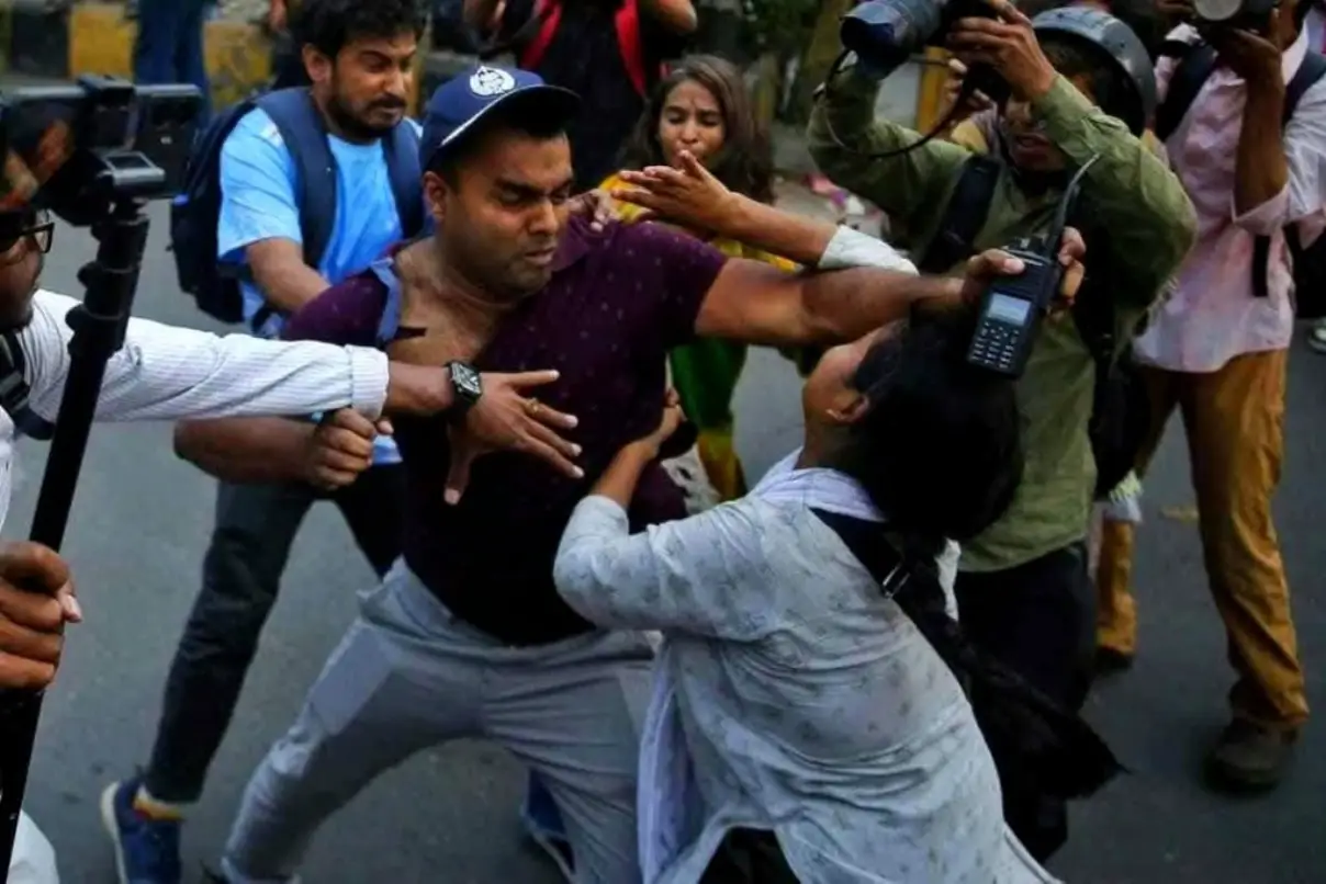 Bangladesh-woman-attack-photo1