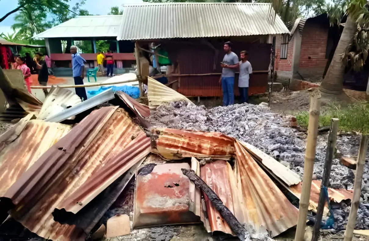 Bangladesh-minority-house-torched-photo2