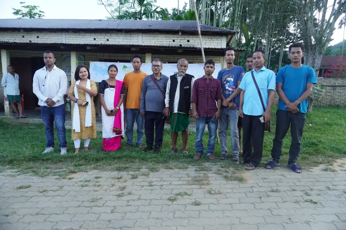 Working-team-with -local-mentor-interlocator-youth-voulnteer-and-field-assistant