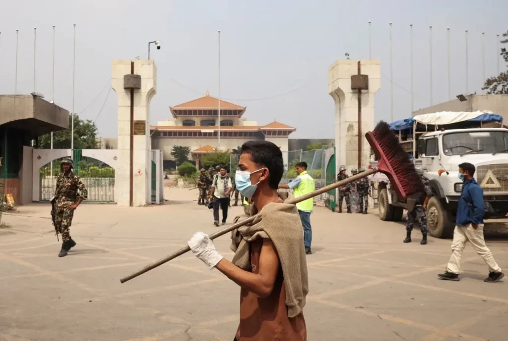 youth-in nepal-cleaning-the-city