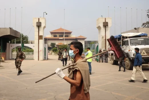 youth-in nepal-cleaning-the-city