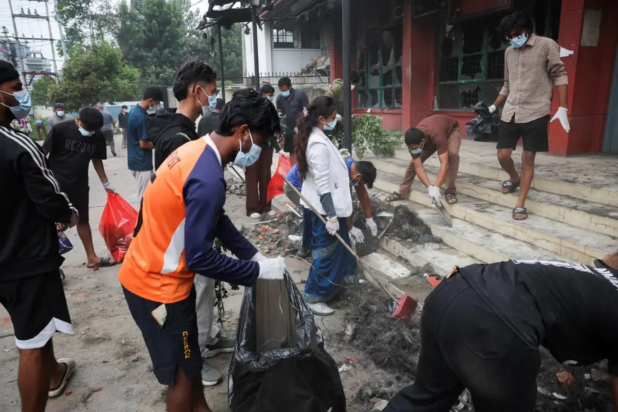 youth-in-nepal-cleaning-the-city-img1