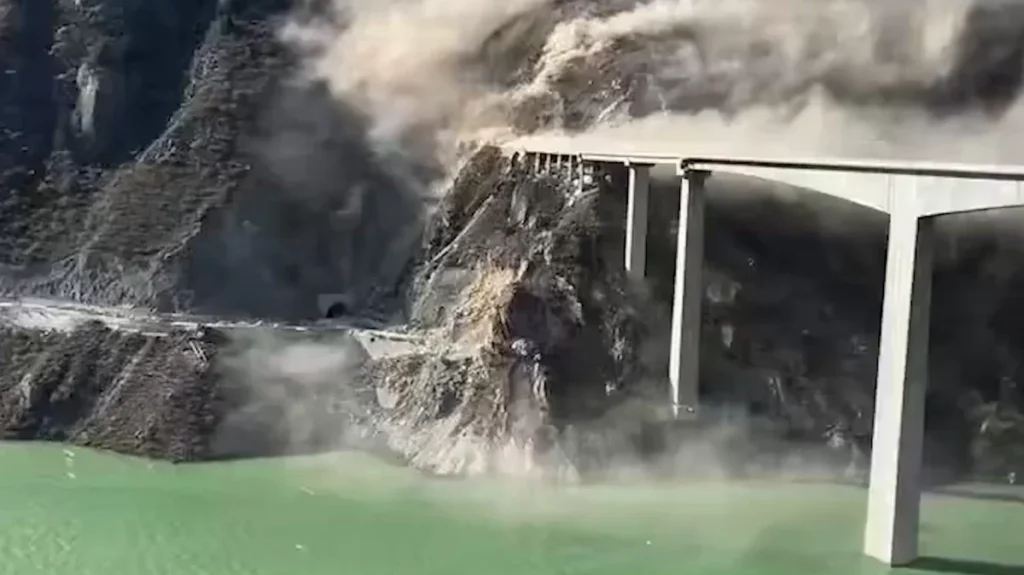 Mountain collapse near China’s Three Gorges Dam