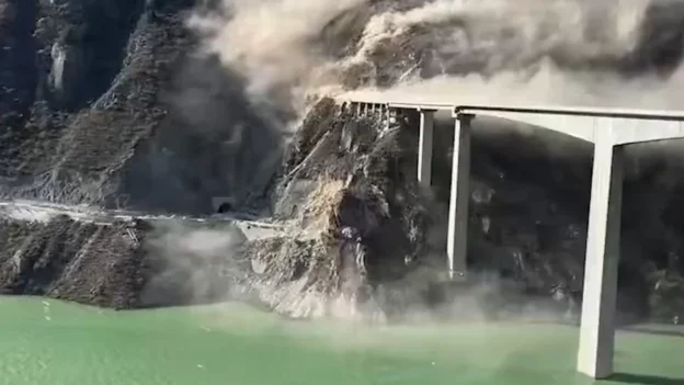 Mountain collapse near China’s Three Gorges Dam