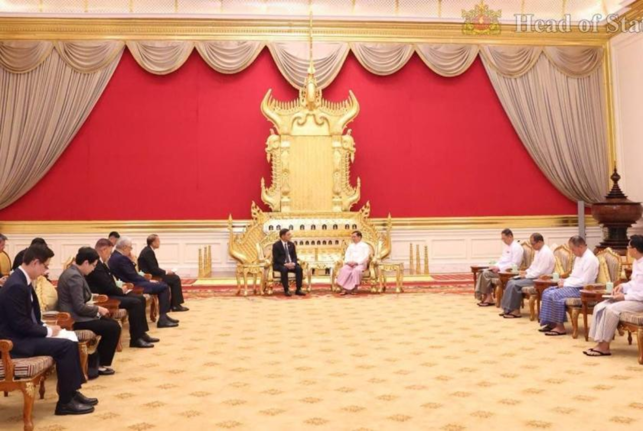 Thailands deputy prime minister mr sihasak phuangketkeow